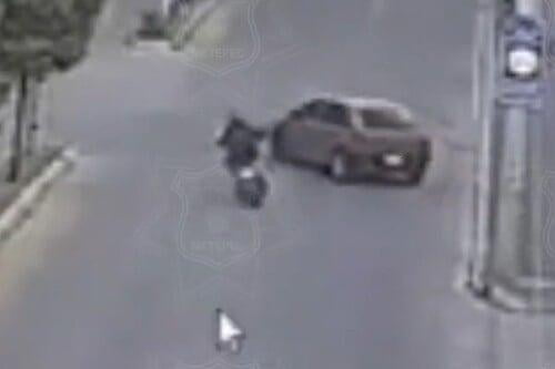 Video: Conductor imprudente provoca accidente de motociclista en Metepec